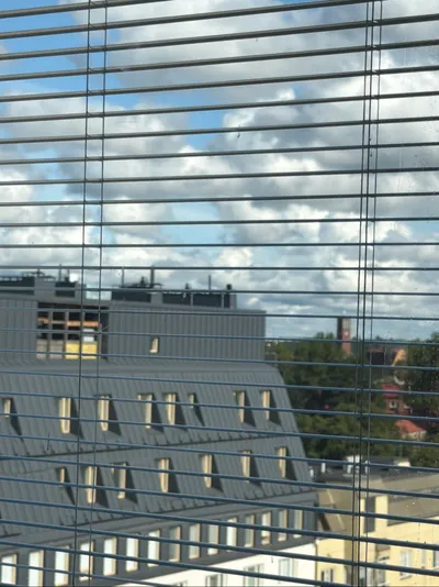 Aamupilviä sälekaihtimien läpi samasta ikkunasta