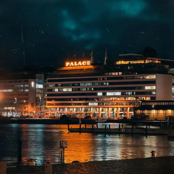 Palace-rakennus ja sen valojen heijastus Eteläsataman vedessä