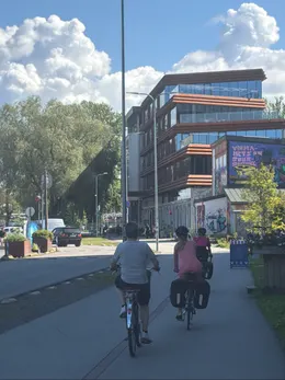 Pyöräilijöitä kesäillassa Telliskiven kulmilla